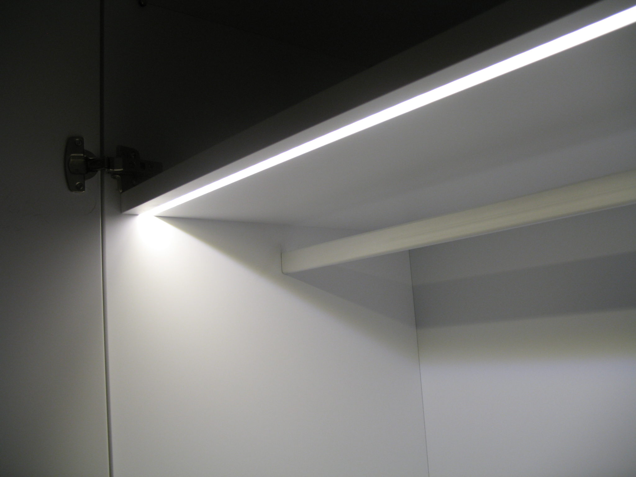 Luz en interior de armario - Carpintería Miraflores